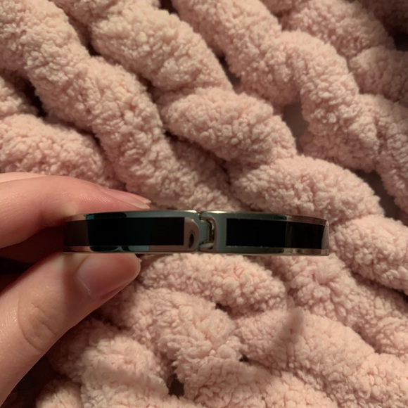 Adorable New Bow Bracelet - Picture 4 of 4